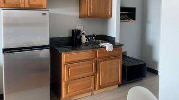 Kühlschrank, Mikrowelle, Herdplatte, Toaster