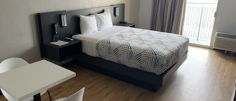 Escritorio, espacio para trabajar con laptop y cortinas blackout