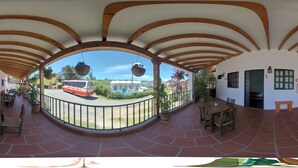 17-inch LED TV with cable channels, TV - Balcones de la Casona Hostel (Guatapé)