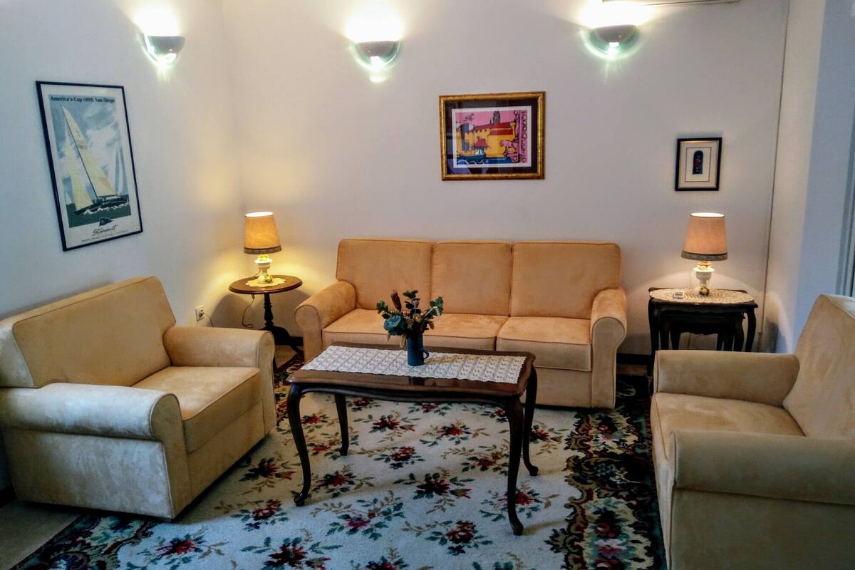 Departamento, 3 habitaciones (A1) | Área de sala de estar | Televisión de pantalla plana