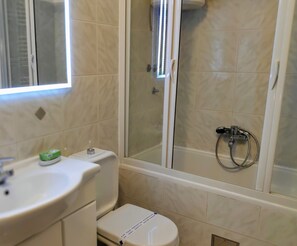 Departamento, 3 habitaciones (A1) | Baño | Amenidades de baño gratuitas, secadora de cabello, toallas