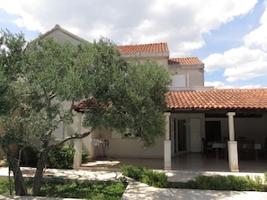 Vista frontal de la propiedad