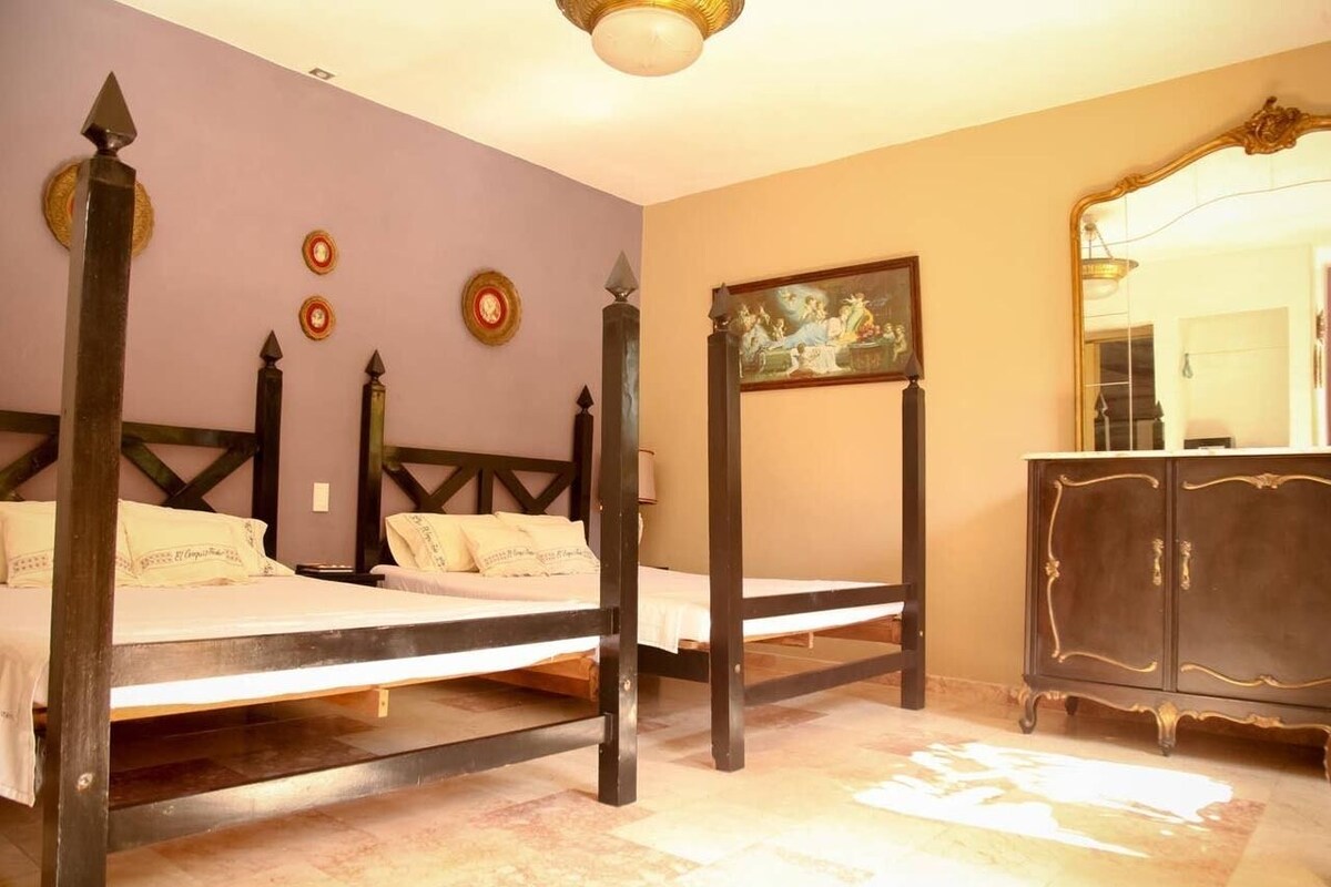 Modern 1 , 2 Queen Beds | 미니바, 객실 내 금고, 암막 커튼, 다리미/다리미판