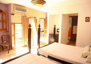 Modern 1 , 2 Queen Beds | 미니바, 객실 내 금고, 암막 커튼, 다리미/다리미판