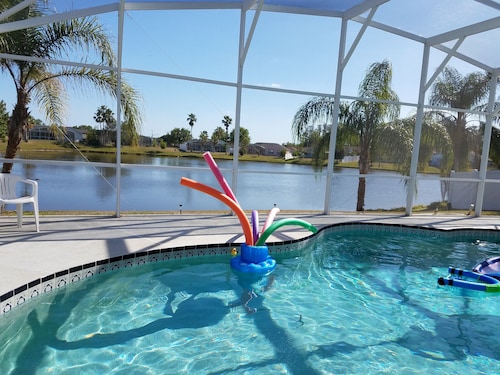 Family Memories/Private South Facing Pool/Lake View/AC/BBQ Grill/Wifi/Game Room.