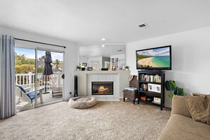 Smart TV, fireplace, books - Harbor Breezes - Walk to Beach! Walk to Restaurants! Attached Garage! Fireplace! (Dana Point)