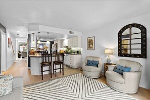 Smart TV, fireplace, books - Harbor Breezes - Walk to Beach! Walk to Restaurants! Attached Garage! Fireplace! (Dana Point)