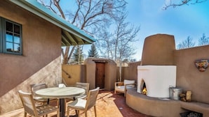 Outdoor dining - Casa Dos Truchas | Adobe Retreat (Santa Fe)