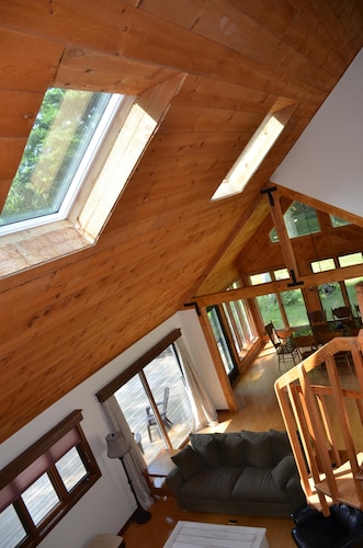 3 minute drive to the heart of Manchester! Peaceful 5 bedroom home on 5 acres.