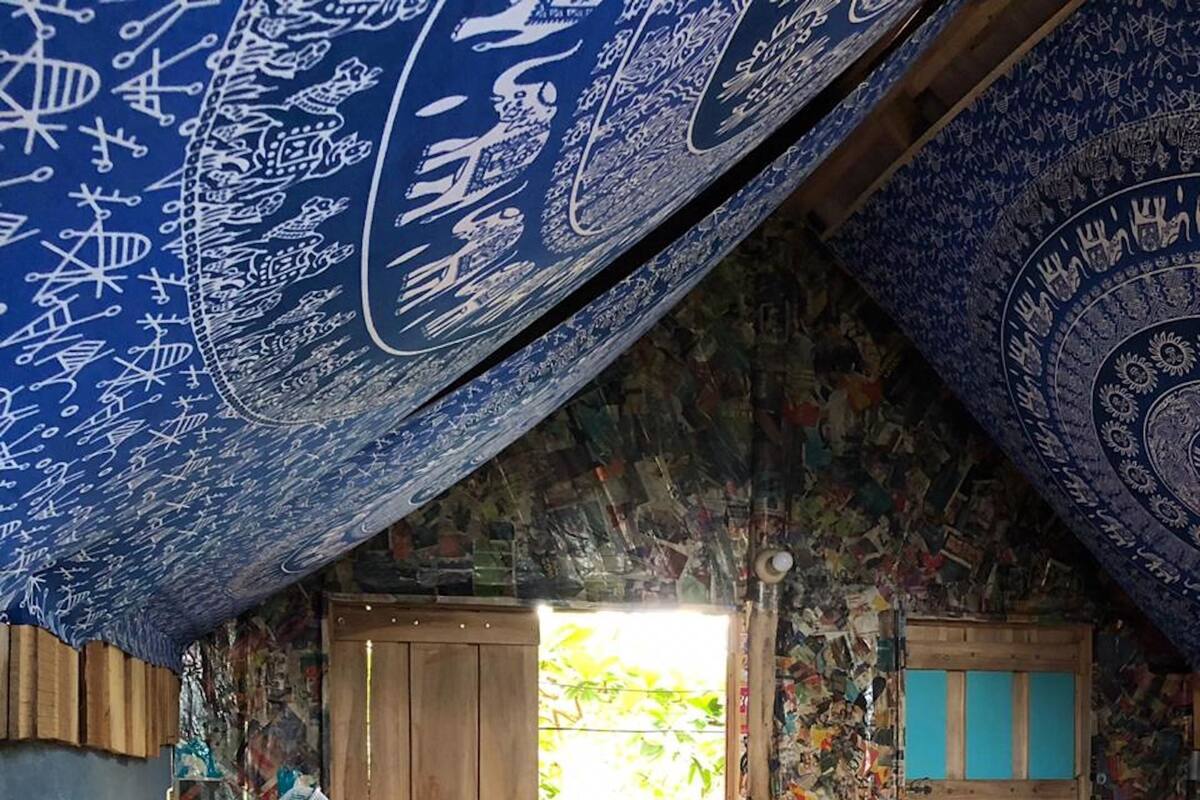 Una habitación con cama, ventilador y ventana.