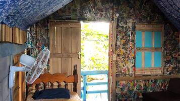 2 bedrooms, desk, bed sheets