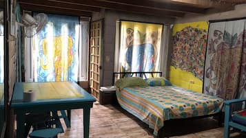 2 kamar tidur, meja kerja, dan seprai linen