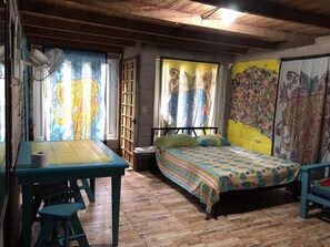 2 slaapkamers, een bureau, beddengoed