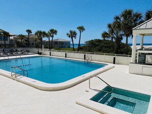 Alberca al aire libre y alberca climatizada