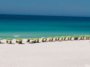 Aan het strand, ligstoelen aan het strand, strandlakens