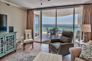 Een flatscreentelevisie en een stereo