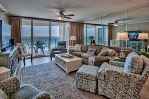 Een flatscreentelevisie en een stereo