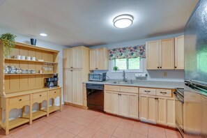 Fridge, microwave, dishwasher, coffee/tea maker - Beautiful Winter Escape on Bromley Mountain! (Peru)
