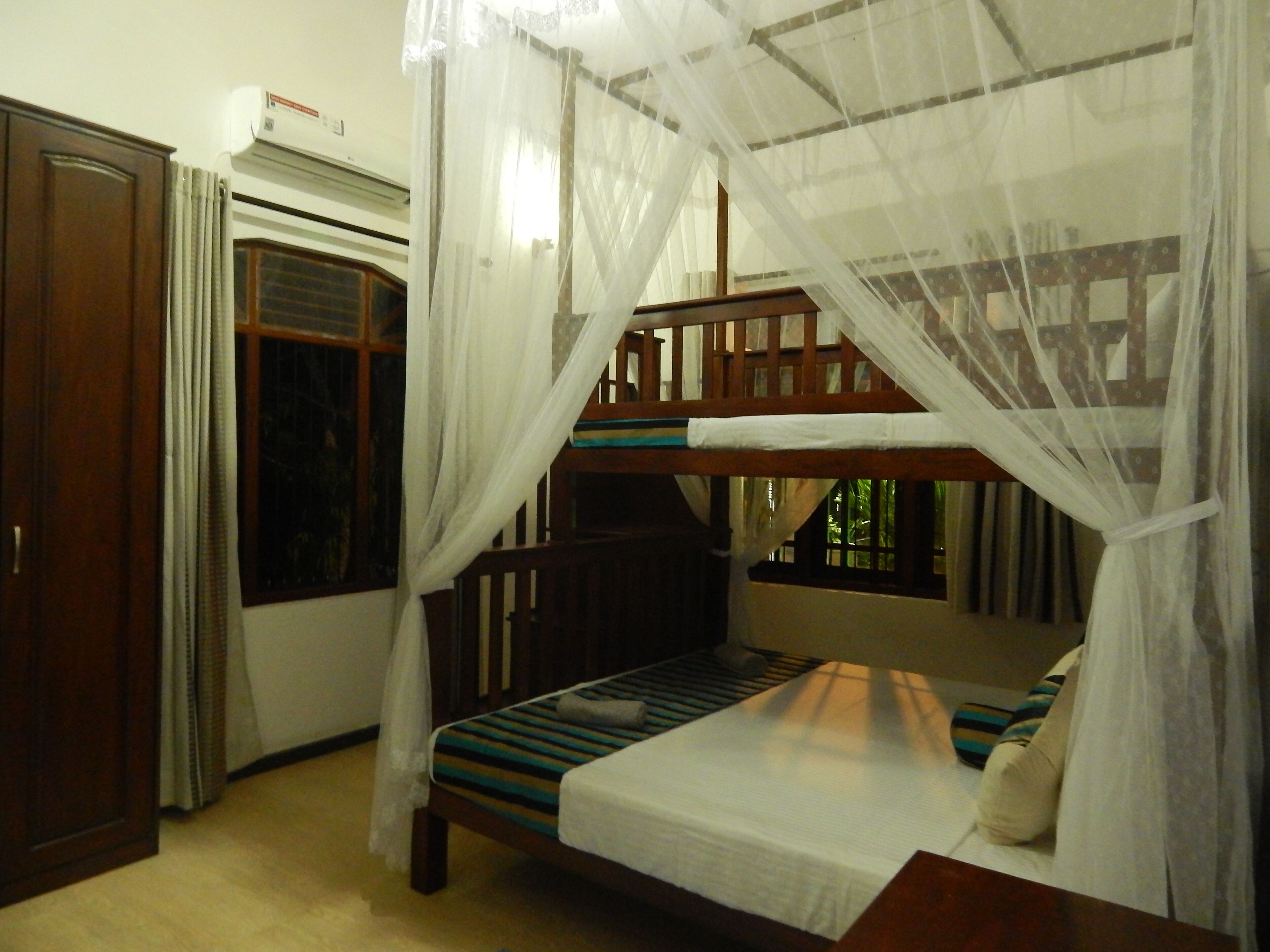 3 chambres, coffres-forts dans les chambres, fer et planche à repasser