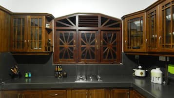 Kühlschrank, Mikrowelle, Ofen, Wasserkocher