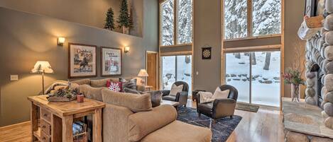 TV, peis, DVD-spiller og bøker