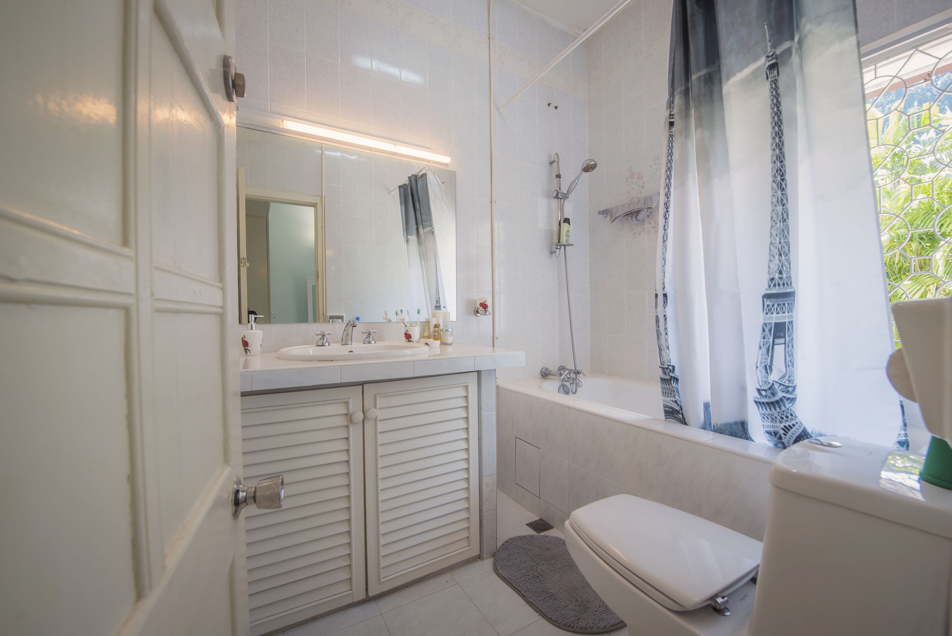 Ensemble douche/baignoire, sèche-cheveux, bidet, serviettes fournies