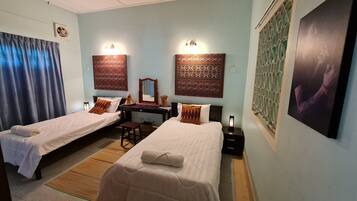 4 bedrooms, iron/ironing board, WiFi, bed sheets