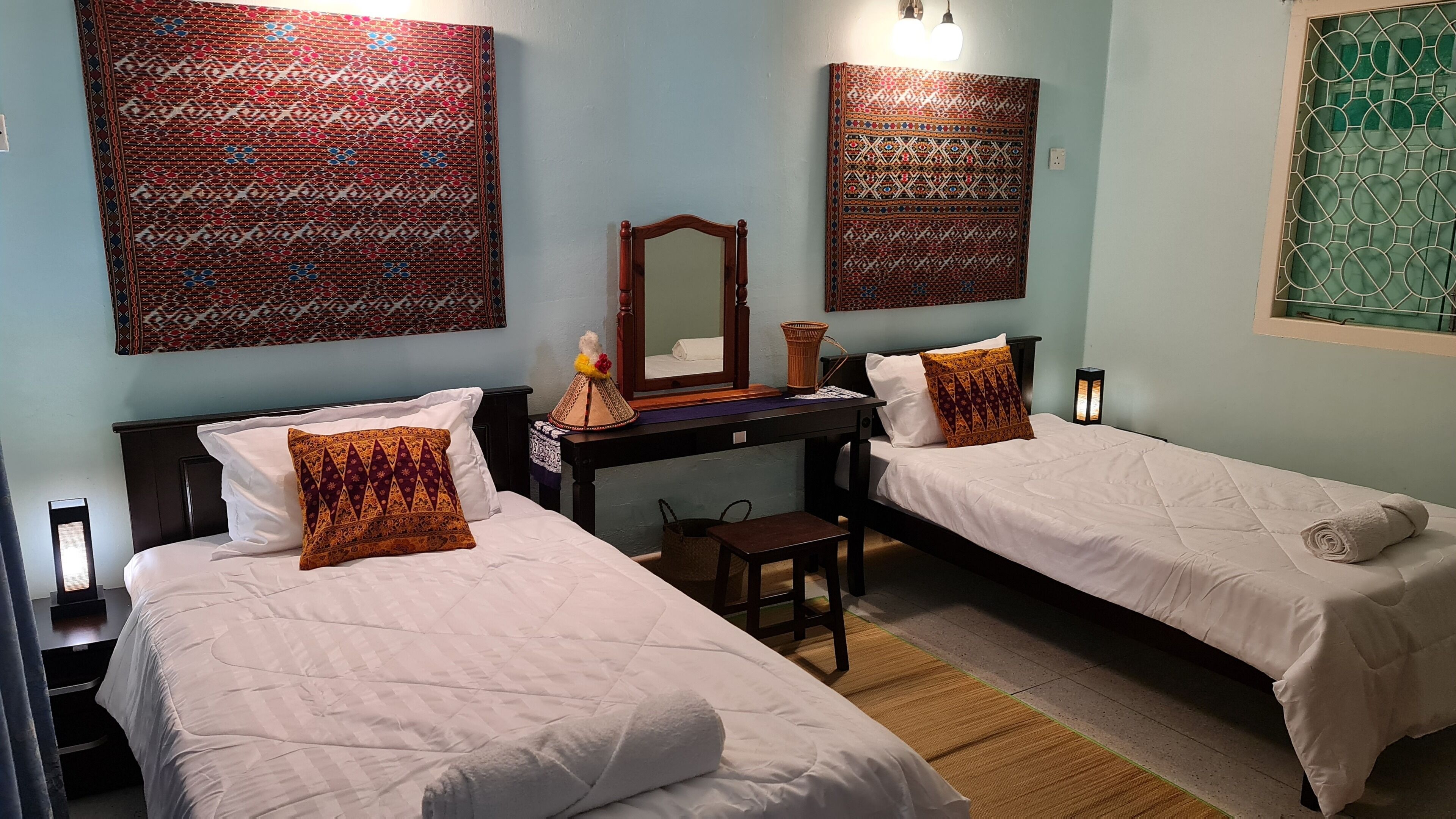 3 habitaciones, tabla de planchar con plancha, wifi y ropa de cama 