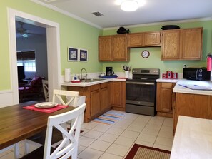 Fridge, microwave, oven, stovetop - Get away from it all! Pet friendly. Fenced yard. No stairs! (Gulf Shores)