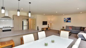 A modern apartment with a kitchen, dining area, and living room. - Room to spread out · fenced lawn, pets welcome - Weston Villa (St Albans)