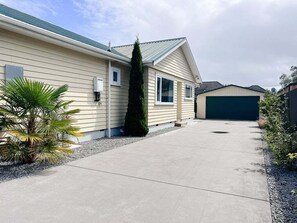 Exterior - Room to spread out · fenced lawn, pets welcome - Weston Villa (St Albans)