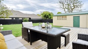 Outdoor dining - Room to spread out · fenced lawn, pets welcome - Weston Villa (St Albans)