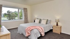 4 slaapkamers, een strijkplank/strijkijzer, gratis wifi, beddengoed