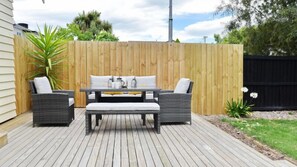 Outdoor dining - Room to spread out · fenced lawn, pets welcome - Weston Villa (St Albans)