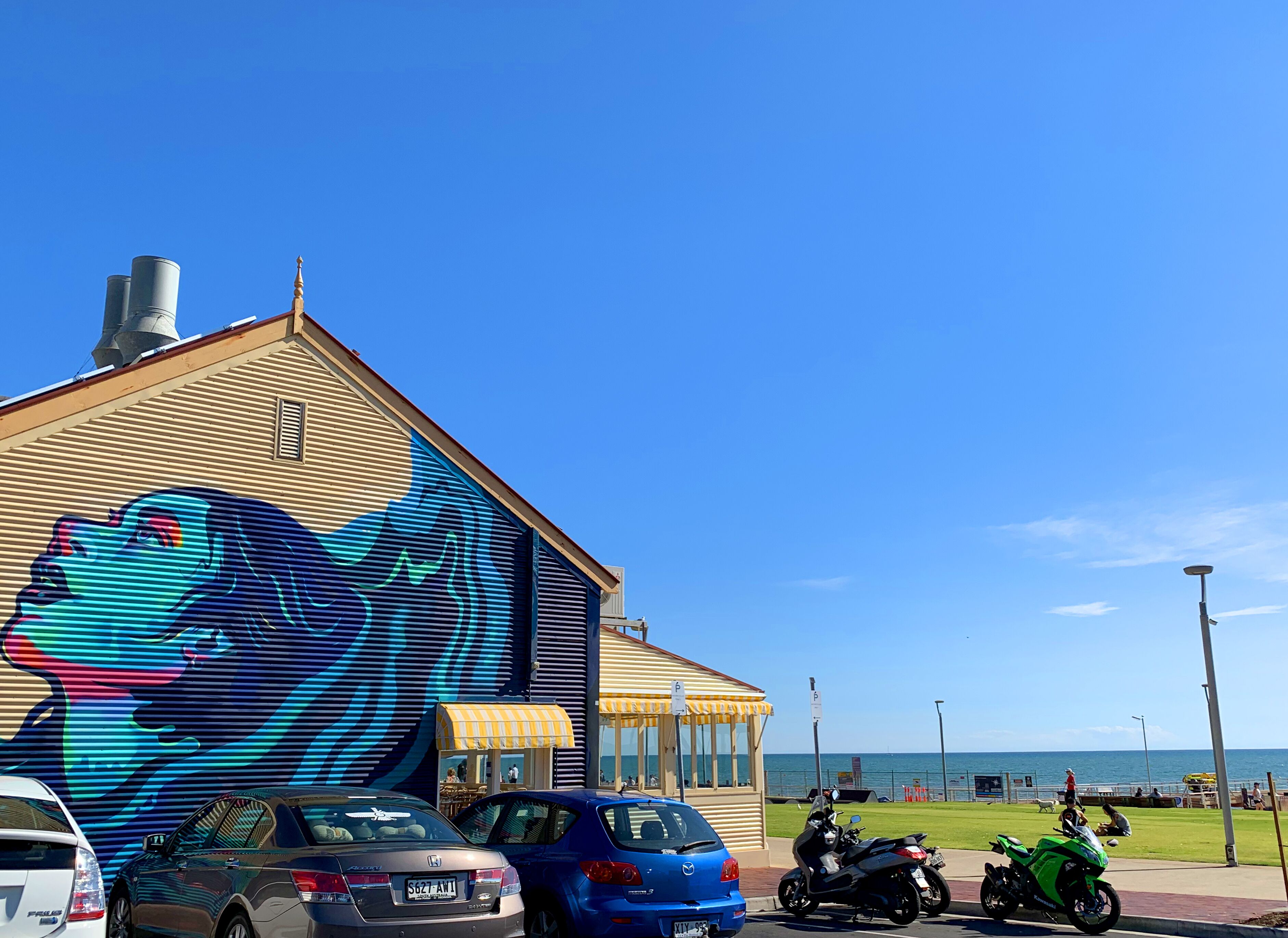 Henley Home Escape - steps from the Beach & Square