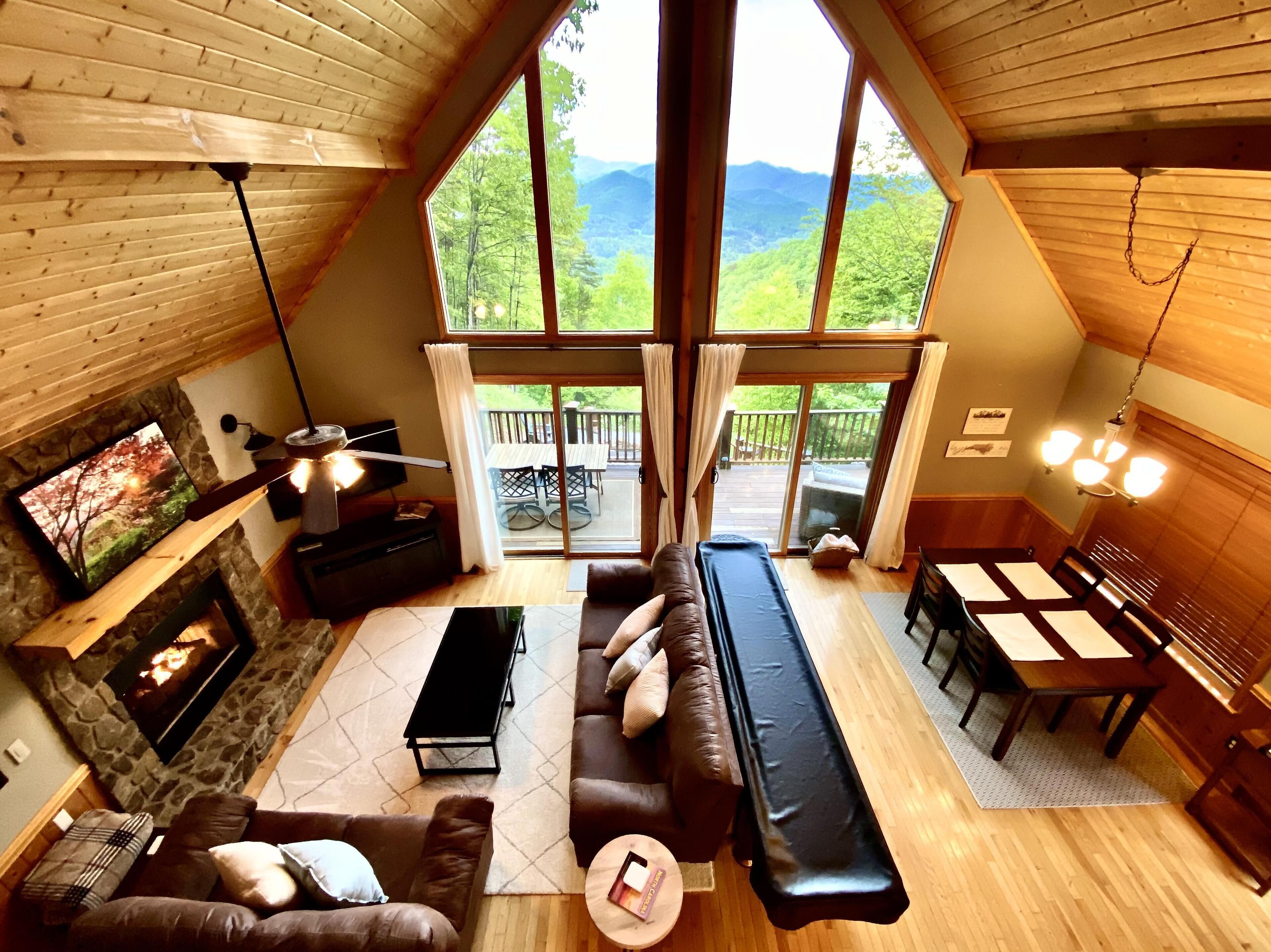 Smart TV, lareira, DVD player, livros