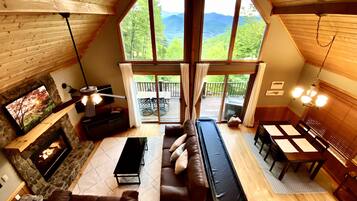 Smart TV, lareira, DVD player, livros