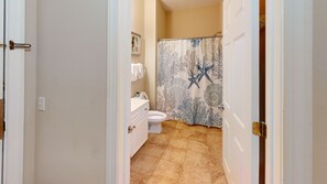 Bathtub, hair dryer, towels - CH3707 Relax & Golf Luxury Units for a Perfect Stay (Sunset Beach)