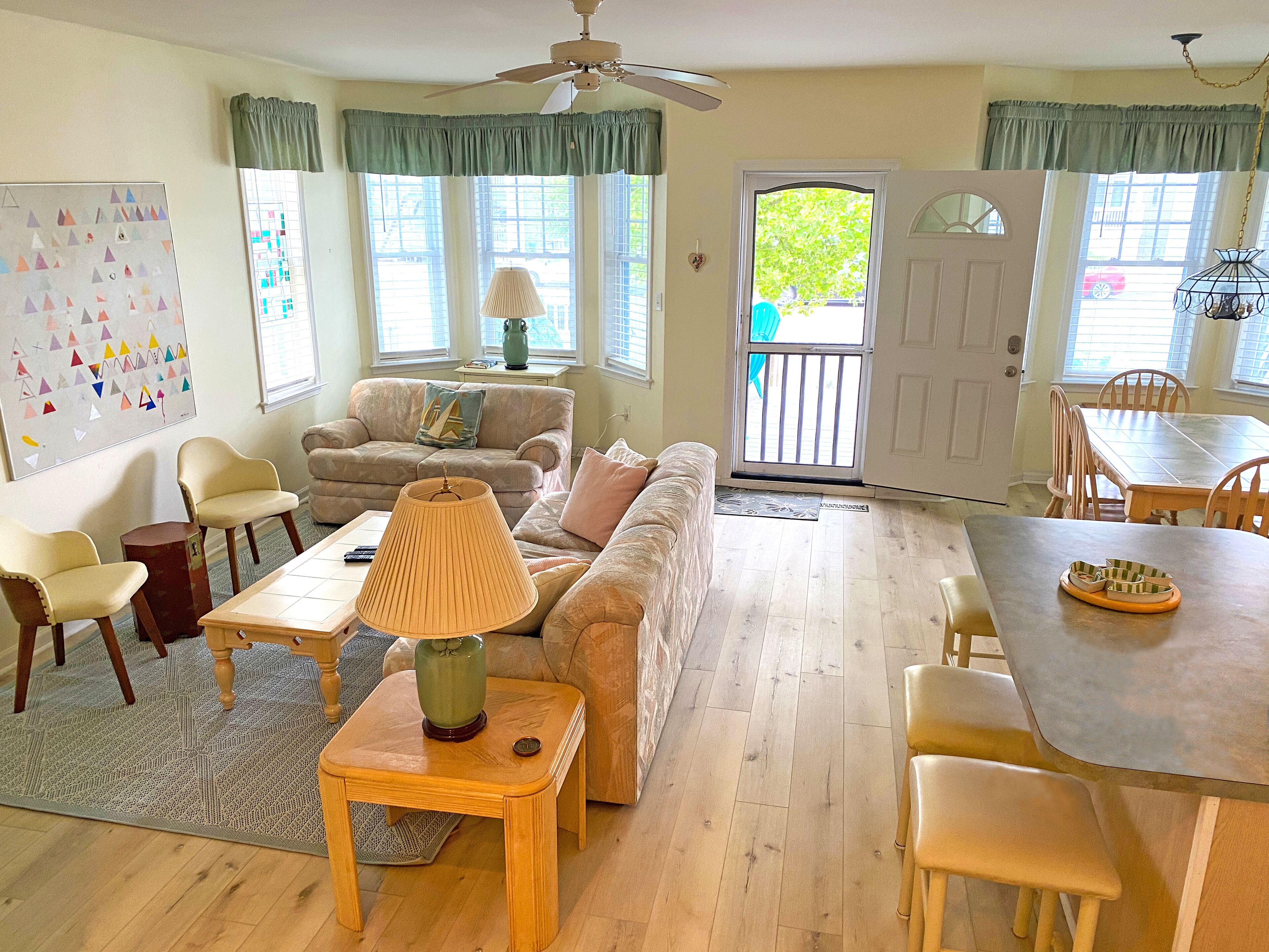 BEAUTIFUL SUNNY OPEN AIRY BEACH CONDO 3BD & 2BA 6 FREE BEACH TAGS & SO MUCH MORE
