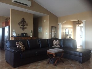 Smart TV, chimenea, libros y estéreo 