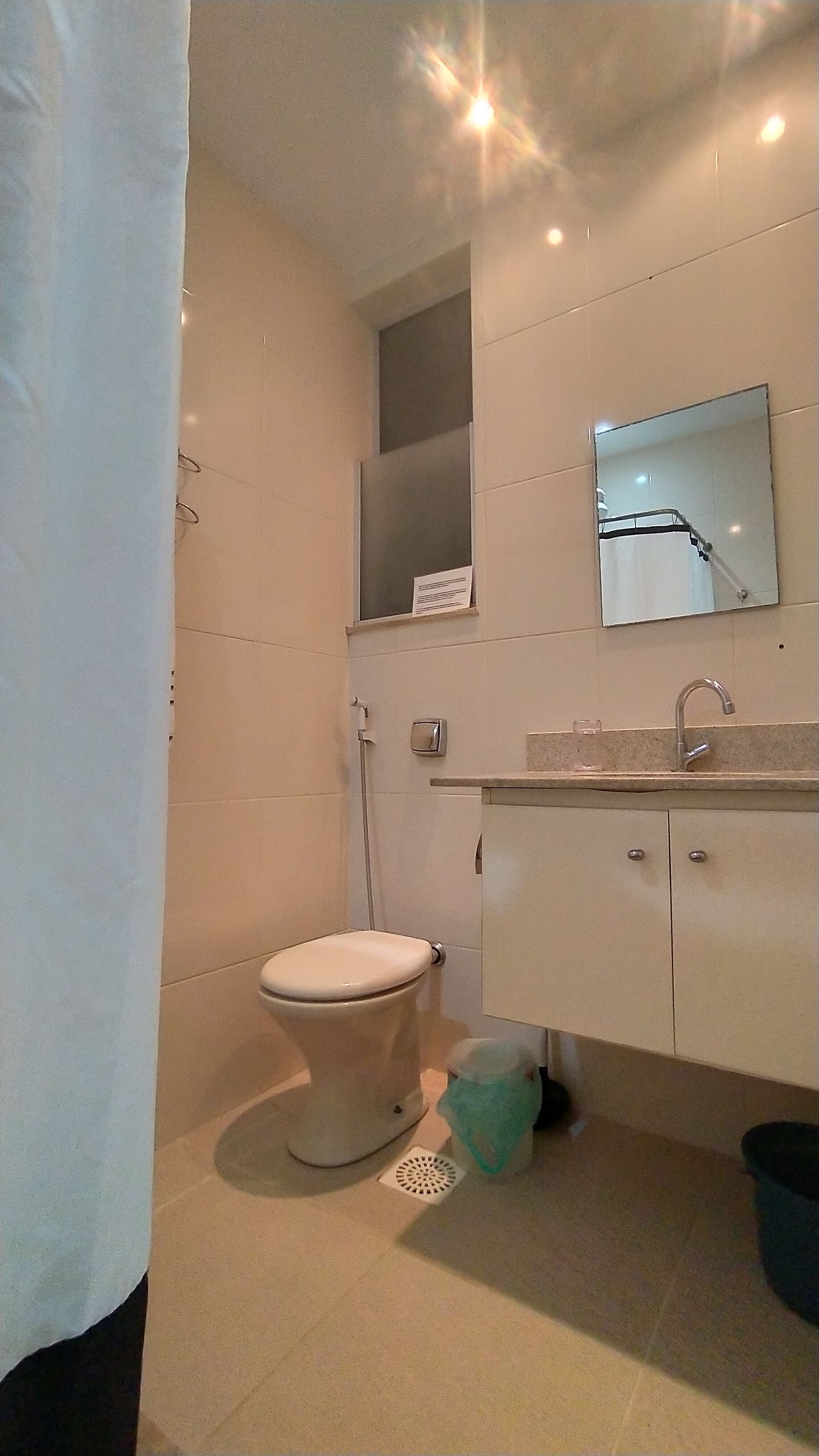 Douche, sèche-cheveux, serviettes fournies, savon