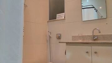 Douche, sèche-cheveux, serviettes fournies, savon