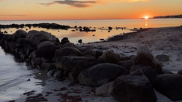 Beach nearby, sun loungers, beach towels
