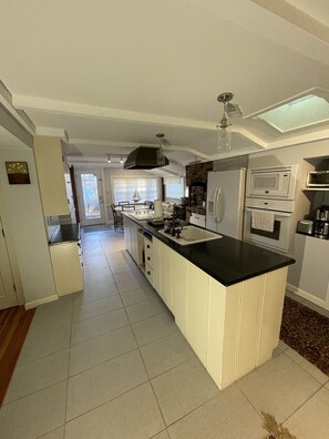 ثلاجة، ميكروويف، فرن، موقد طهي مسطح