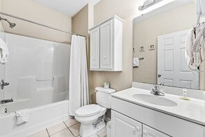 Baignoire, sèche-cheveux, serviettes fournies