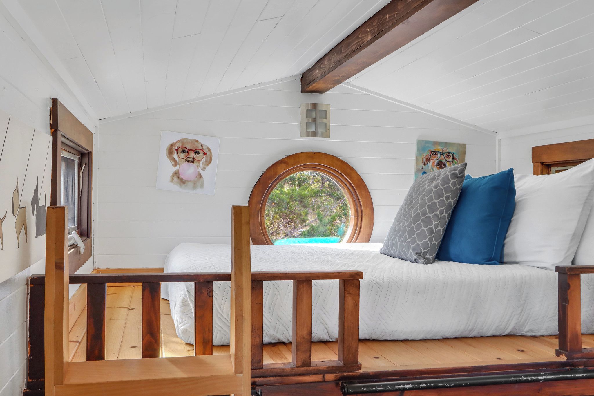 Une pièce confortable avec un lit, un banc en bois et une fenêtre donnant sur un paysage verdoyant.