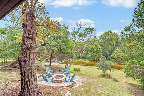 Hill Country Log Cabin Near Wimberley | Hot Tub, Fire Pit & Scenic Views