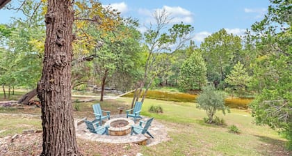 Hill Country Log Cabin Near Wimberley | Hot Tub, Fire Pit & Scenic Views
