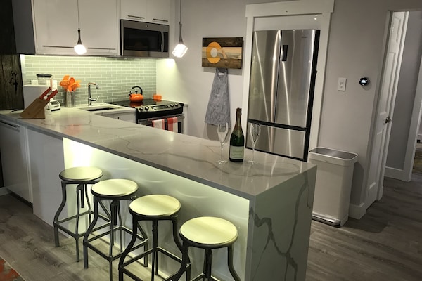 Modern Kitchen with Full-Size GE Appliances with Quartz Countertops