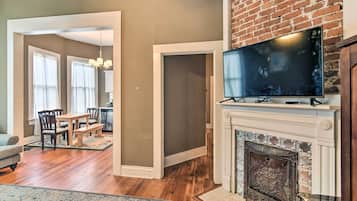 TV, fireplace